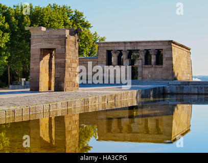 Espagne, Madrid, Parque del Oeste, vue sur le Temple de Debod. Banque D'Images