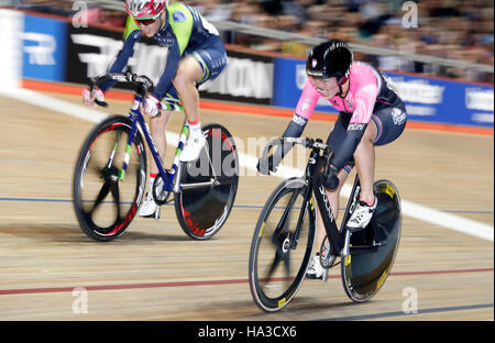 Neah Evans (à droite) de Podium Ambition pb Club La Santal dans remporte le championnat élite féminin Omnium Élimination de Elinor Barker remise en forme de matrice RT, lors de la première partie de la révolution de la Ligue des Champions de la série au Centre National de cyclisme, Manchester. Banque D'Images