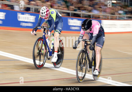 Neah Evans (à droite) de Podium Ambition pb Club La Santal dans remporte le championnat élite féminin Omnium Élimination de Elinor Barker de Matrix RT remise en forme lors de la première partie de la révolution de la Ligue des Champions de la série au Centre National de cyclisme, Manchester. Banque D'Images