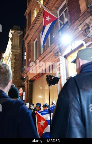 Personnes participent à une veillée aux chandelles à l'extérieur de l'ambassade de Cuba à Holborn, Londres, pour l'ex-leader cubain Fidel Castro qui sont morts âgés de 90. Banque D'Images