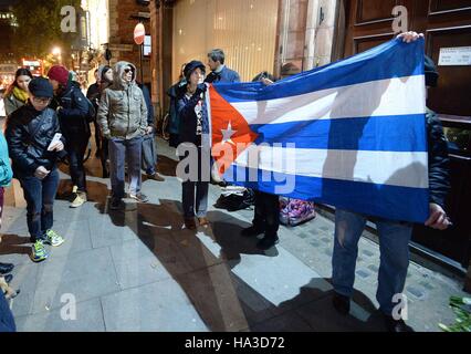 Personnes participent à une veillée aux chandelles à l'extérieur de l'ambassade de Cuba à Holborn, Londres, pour l'ex-leader cubain Fidel Castro qui sont morts âgés de 90. Banque D'Images