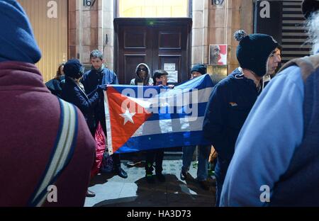 Personnes participent à une veillée aux chandelles à l'extérieur de l'ambassade de Cuba à Holborn, Londres, pour l'ex-leader cubain Fidel Castro qui sont morts âgés de 90. Banque D'Images