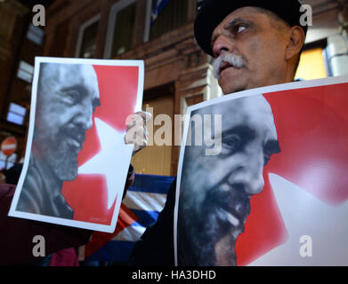 Personnes participent à une veillée aux chandelles à l'extérieur de l'ambassade de Cuba à Holborn, Londres, pour l'ex-leader cubain Fidel Castro qui sont morts âgés de 90. Banque D'Images