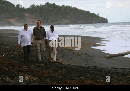 Le prince Harry avec le Premier ministre Ralph Gonsalves (à gauche) et Gouverneur-général Frederick Ballantyne à Colonarie Beach, Saint Vincent et les Grenadines, au cours de la deuxième étape de sa tournée des Antilles. Banque D'Images