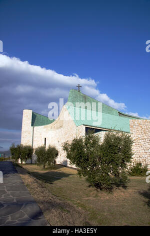 Sur l'autoroute, l'église "Chiesa sull'autostrada', San Giovanni Battista, construite entre 1960-1963 Banque D'Images