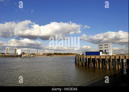 La Woolwich Ferry qui a fonctionné sur la Tamise depuis le 14ème siècle, Londres, Royaume-Uni, Europe Banque D'Images