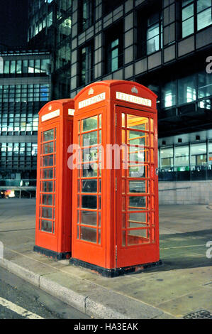 Une paire de boîtes téléphone rouge à l'arrière de la gare de Liverpool Street, Londres, Royaume-Uni, Europe Banque D'Images