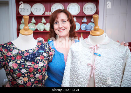 Designer Paula Daly avec Dulcie (L) et Daphné (R), deux de ces mannequins de sa souris pour Minx shop Banque D'Images