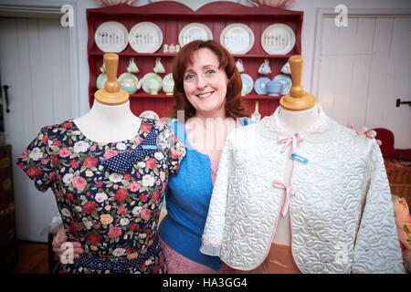 Designer Paula Daly avec Dulcie (L) et Daphné (R), deux de ces mannequins de sa souris pour Minx shop Banque D'Images