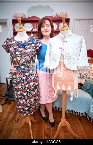 Designer Paula Daly avec Dulcie (L) et Daphné (R), deux de ces mannequins de sa souris pour Minx shop Banque D'Images