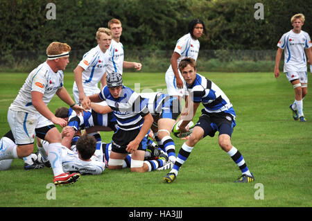 Adolescents à jouer au rugby Banque D'Images