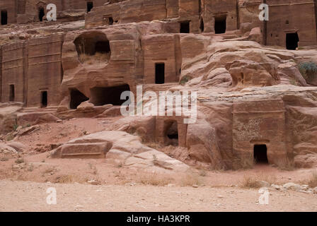 Coupe Rock Tombs sur la rue des façades, Petra, Jordanie Banque D'Images