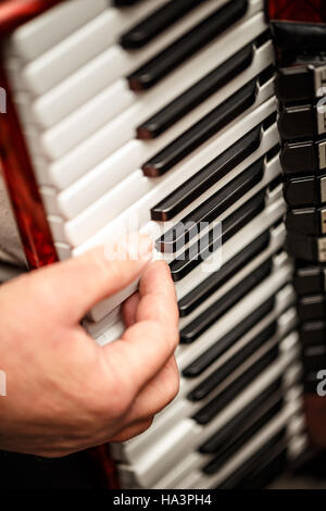 Closeup détail des mains jouant un instrument accordéon Banque D'Images