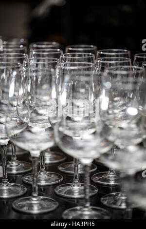 De nombreux verres vides pour un vin sur la table de bar Banque D'Images