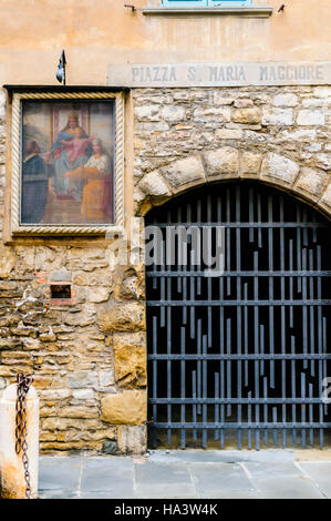 L'une des nombreuses fresques religieuses sur un mur en Citta Alta, Bergame, Italie Banque D'Images