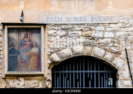 L'une des nombreuses fresques religieuses sur un mur en Citta Alta, Bergame, Italie Banque D'Images