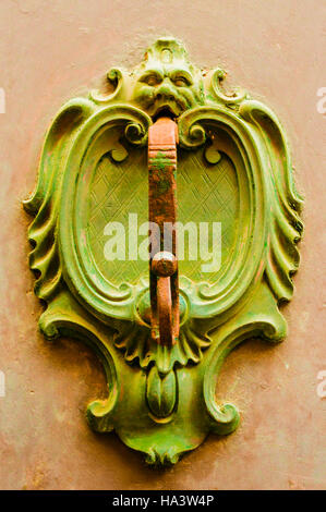 Heurtoir en laiton sur une porte d'une maison en Italie Banque D'Images