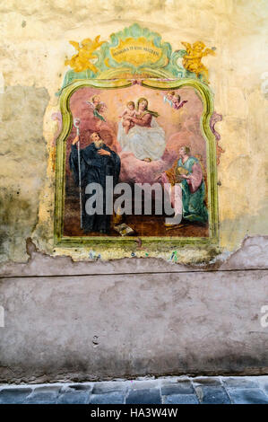 L'une des nombreuses fresques religieuses sur un mur en Citta Alta, Bergame, Italie Banque D'Images