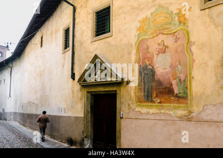 L'une des nombreuses fresques religieuses sur un mur en Citta Alta, Bergame, Italie Banque D'Images