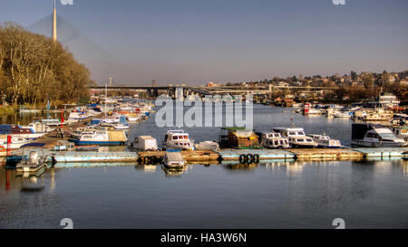 Belgrade, Serbie - bateaux amarrés dans un port de plaisance sur la rivière Sava Banque D'Images