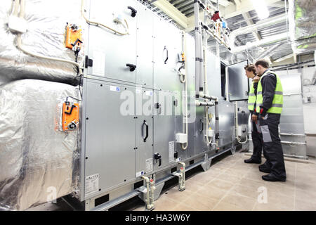 Deux tableaux de contrôle des travailleurs à l'usine chambre auxiliaire Banque D'Images