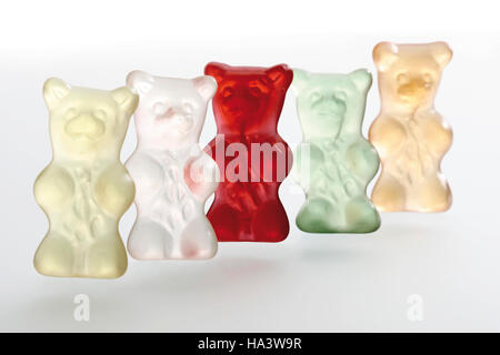 Ours gummi multicolores, derrière l'autre Banque D'Images