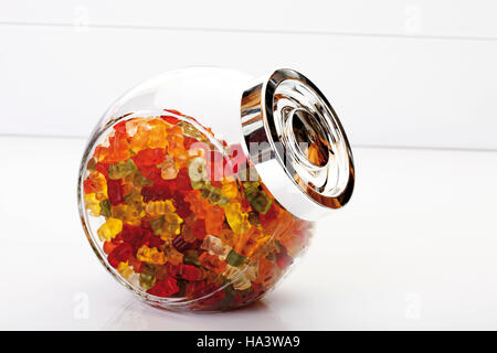 Ours gummi multicolores dans les jar Banque D'Images