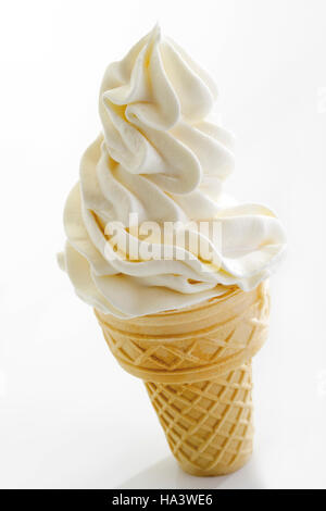 La crème glacée molle dans cone Banque D'Images