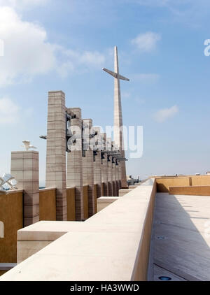 Eglise du pèlerinage de Padre Pio, croix et beffroi à San Giovanni Rotondo par le célèbre architecte Renzo Piano, Foggia, Pouilles, Italie Banque D'Images