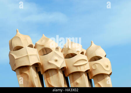 Warrior-like cheminées sur le toit-terrasse de La Pedrera, Casa Milá, immeuble de l'architecte catalan Antoni Gaudi sur Banque D'Images