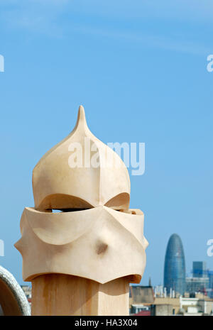 Warrior-like cheminée sur le toit terrasse de La Pedrera, Casa Milá, immeuble de l'architecte catalan Antoni Gaudi Banque D'Images