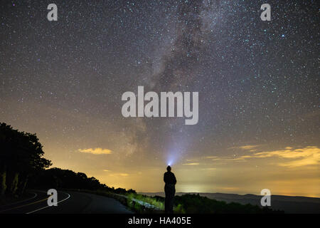 Selfies galactique. Une seule personne solitaire se tient à regarder les étoiles dans le ciel de nuit le long de la Voie Lactée avec plus de Shenandoah National Park. Banque D'Images