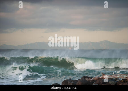 Grand ensemble de vagues de houle cet automne à Ventura. Banque D'Images