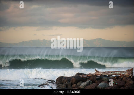 Grande et vague de vent soufflé face arrière par le vent off shore. Banque D'Images