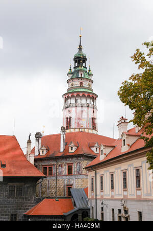 Tour du château de Cesky Krumlov en Bohême du Sud, en République tchèque. Banque D'Images