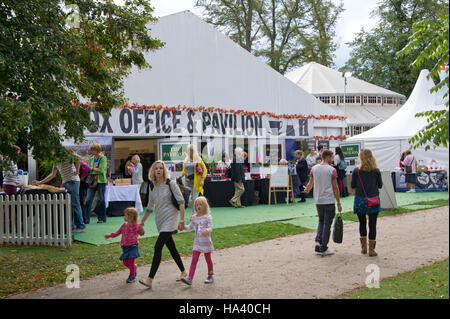 Cheltenham Festival de littérature montrant un auditoire dans le Spiegeltent.Un UK Banque D'Images