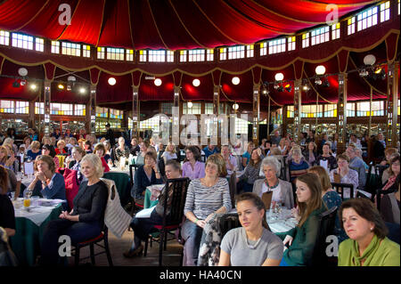 Cheltenham festival de littérature montrant un auditoire dans le spiegeltent.un uk Banque D'Images