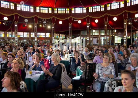 Cheltenham festival de littérature montrant un auditoire dans le spiegeltent.un uk Banque D'Images