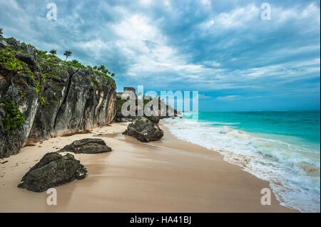 Plage de sable blanc et les ruines de Tulum, Mexique, Yuacatan Banque D'Images