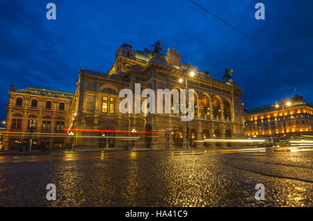Maison de l'Opéra de Vienne la nuit, Autriche Banque D'Images