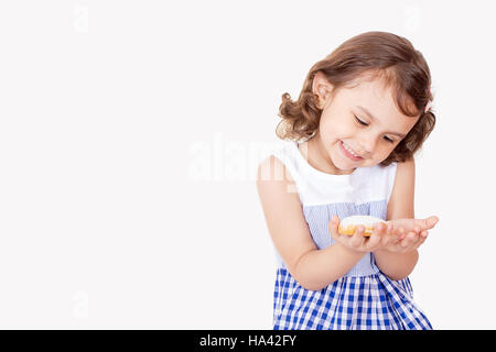 Happy girl holding kahk el Eid ( Fête Cookies ) Banque D'Images