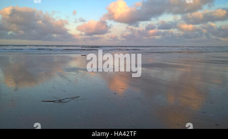 Réflexions sur le nuage de sable dans la baie Cayton Banque D'Images