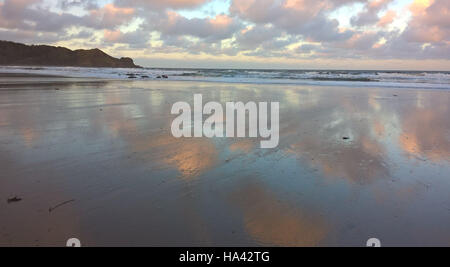 Réflexions sur le nuage de sable dans la baie Cayton Banque D'Images