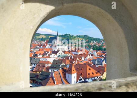 Cesky Krumlov vue par une arche de pierre, République Tchèque Banque D'Images