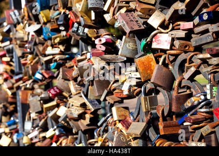 L'amour d'une grande densité verrouille verrouillé sur un pont (la plupart Chlebowy, Gdansk, Pologne) Banque D'Images