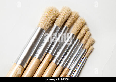 Un ensemble d'artistes pinceaux sur un arrière-plan uni, blanc, différentes tailles et largeurs. Banque D'Images