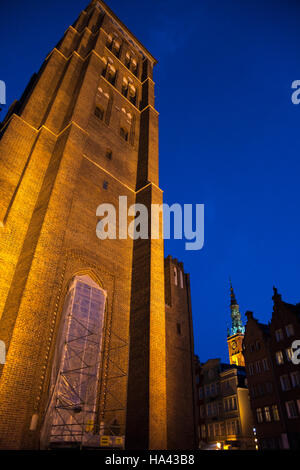 La basilique Sainte-Marie (Bazylika Mariacka) et Gdansk Hôtel de Ville (Ratusz) illuminée la nuit dans l'arrière-plan, Gdańsk, Pologne Banque D'Images