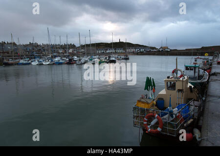 Village de Findochty, en Écosse. Vue pittoresque de crépuscule Findochty port. Banque D'Images