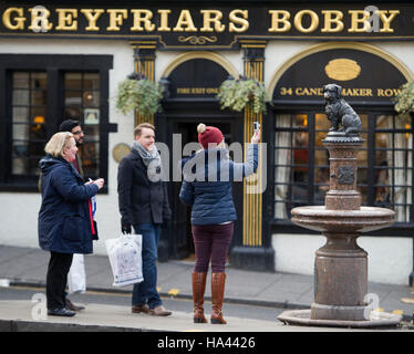 Les touristes photographie Kampa statue qui se trouve à l'extérieur Grayfrairs sur Kirk, George iv Bridge Street à Édimbourg. Banque D'Images