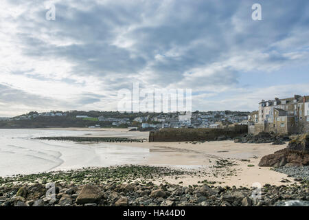 Vue le long des plages de St Ives en Cornouailles à marée basse Banque D'Images